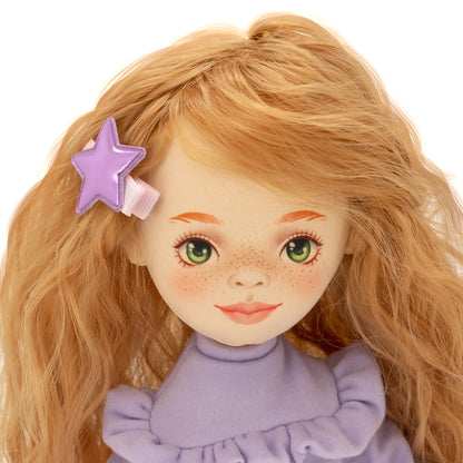 Sunny im lila Pullover + Bonus Zubehör-Set (35cm)