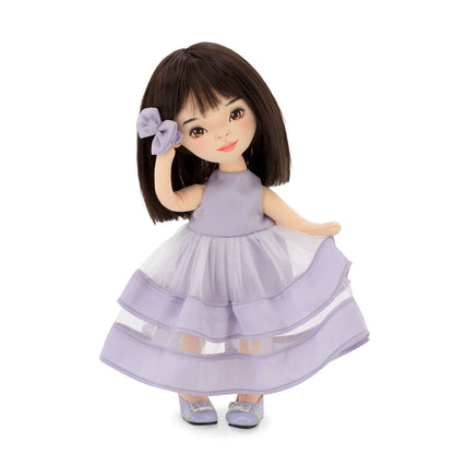 Lilu in einem lila Kleid + Bonus-Accessoire-Set (35cm)