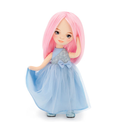 Billie im blauen Satinkleid + Bonus-Accessoire-Set (35cm)