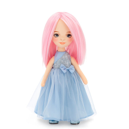Billie im blauen Satinkleid + Bonus-Accessoire-Set (35cm)