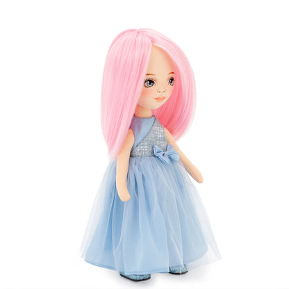 Billie im blauen Satinkleid + Bonus-Accessoire-Set (35cm)
