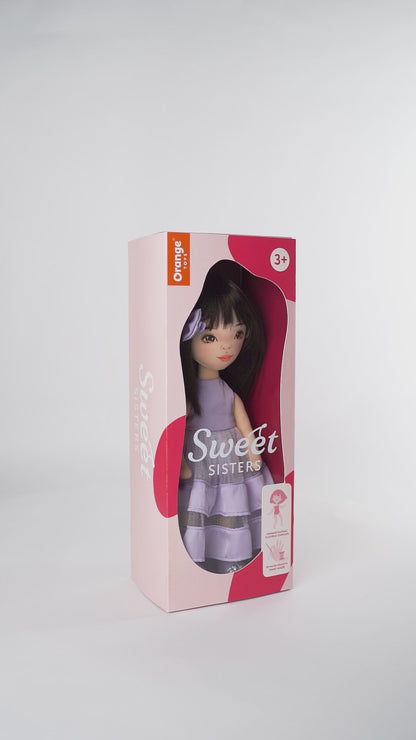 Lilu in einem lila Kleid + Bonus-Accessoire-Set (35cm)