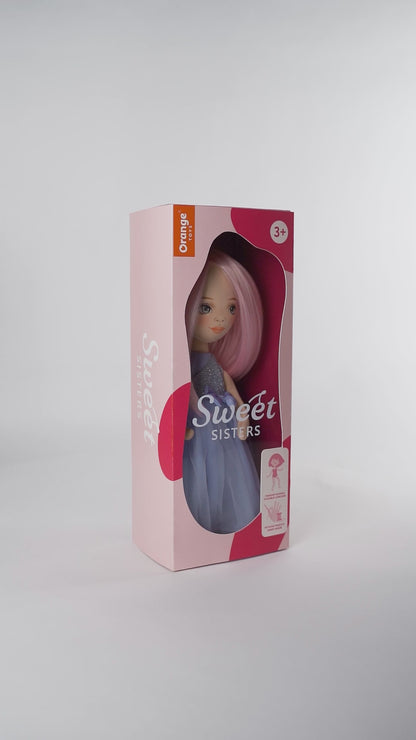 Billie im blauen Satinkleid + Bonus-Accessoire-Set (35cm)