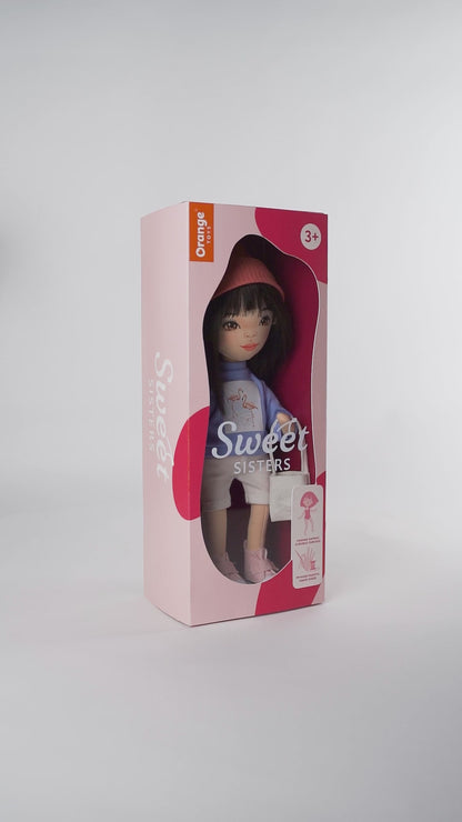 Lilu in einem hellblauen Sweatshirt + Bonus-Zubehörset (35 cm)