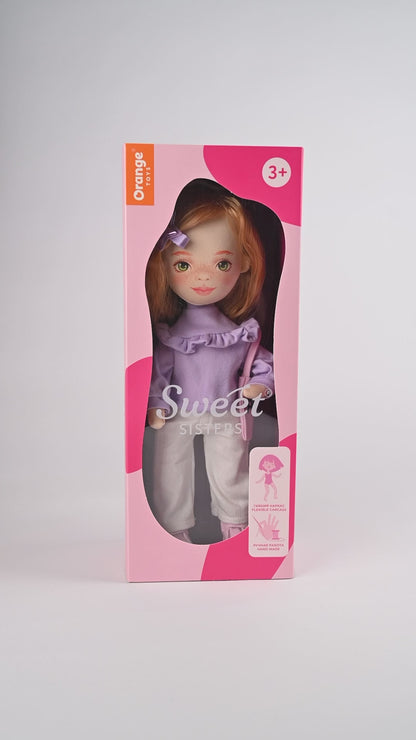 Sunny im lila Pullover + Bonus Zubehör-Set (35cm)