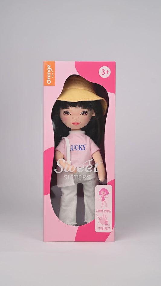Lilu in Wide Jeans + Bonus Accessories Set – Sweet Sisters Plush Doll 35 cm
